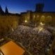 LE PUBLIC DANS LA COUR D HONNEUR DU PALAIS DES PAPES