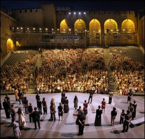 LA-COUR-D-HONNEUR-DU-PALAIS-DES-PAPES-